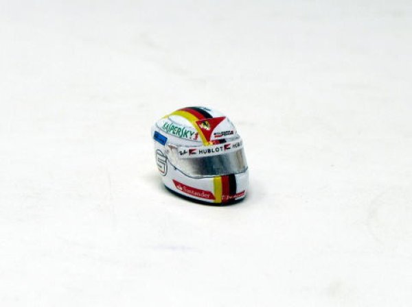 セバスチャン ベッテル 1/2 ヘルメット 直筆サイン入り フェラーリ2015 フェラーリ セバスチャンベッテル1/2 直筆サインヘルメット